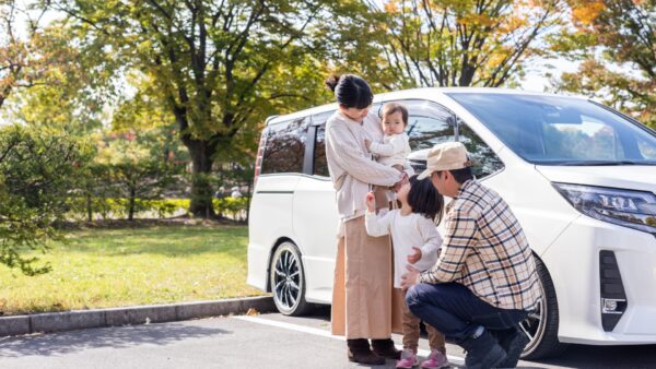 家族のカタチが変わる日。0歳児パパママに贈る「初めてのファミリーカー」という選択